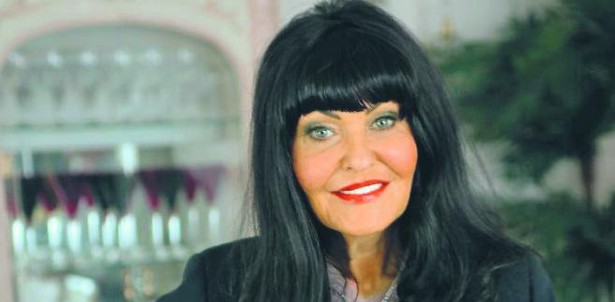 Firma Hilary Devey dostarcza małe partie towarów.