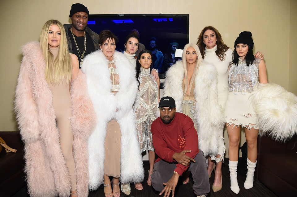Tak zmieniali się bohaterowie "Z Kamerą u Kardashianów": Khloe Kardashian, Lamar Odom, Kris Jenner, Kendall Jenner, Kourtney Kardashian, Kanye West, Kim Kardashian, Caitlyn Jenner oraz Kylie Jenner i Kanye West w 2016 roku