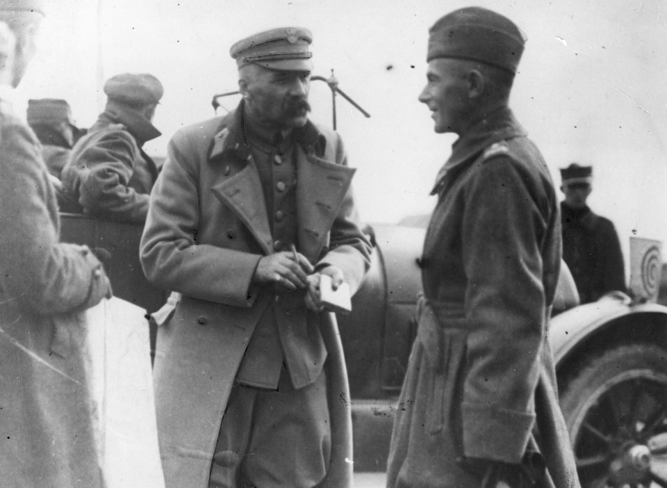 Józef Piłsudski rozmawia z Edwardem Rydzem-Śmigłym