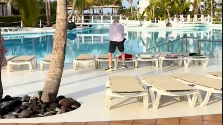 Turista natočil boj o lehátka na Tenerife.