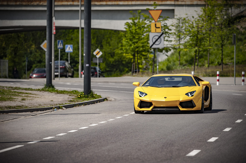 Lamborghini Aventador Coupe vs. Porsche 911 Tubo Cabrio