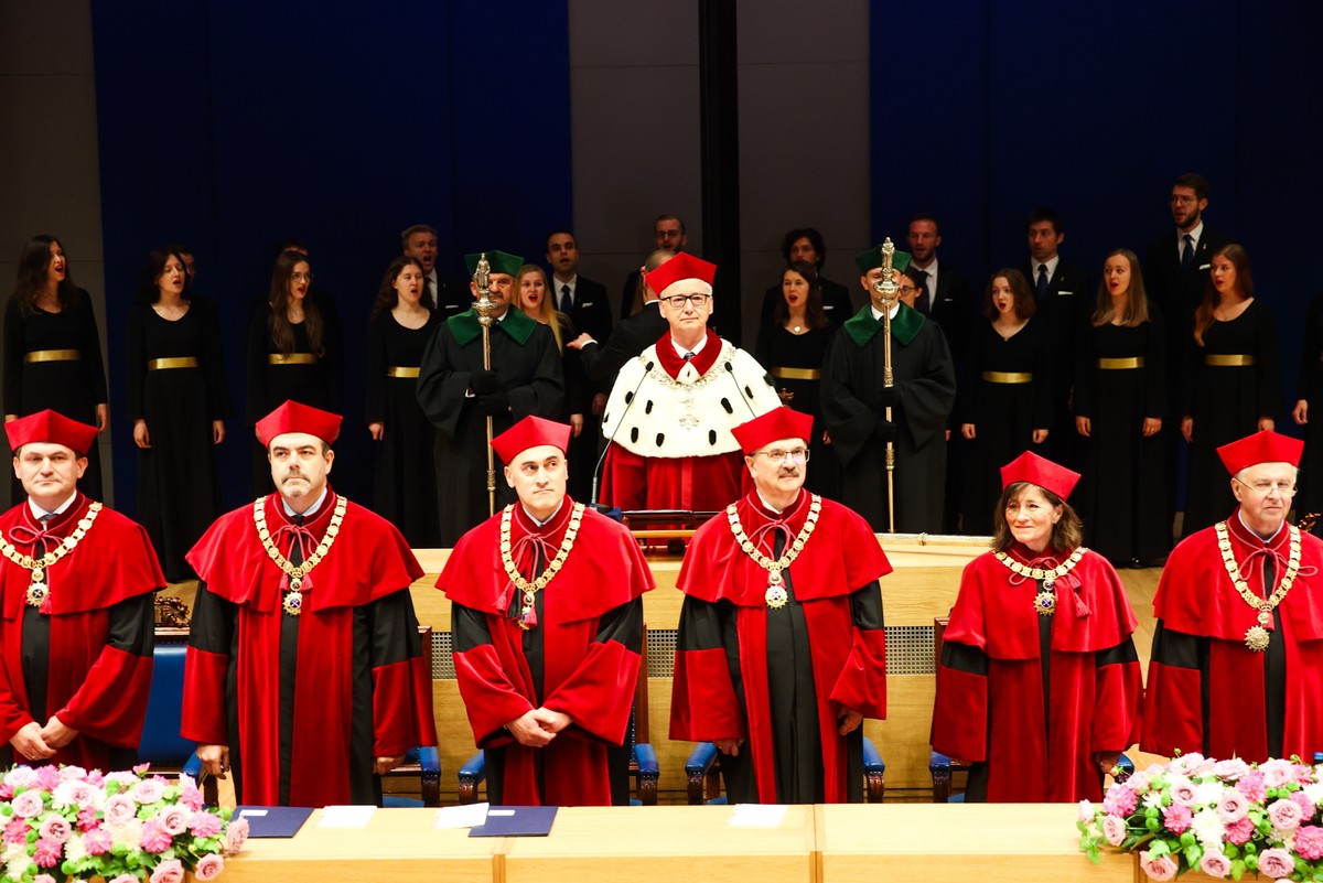 Kraków, 01.10.2023. Rektor UJ prof. dr hab. Jacek Popiel (C-tył) podczas inauguracji nowego roku akademickiego na Uniwersytecie Jagiellońskim, najstarszej polskiej uczelni, 1 bm. (mr) PAP/Łukasz Gągulski