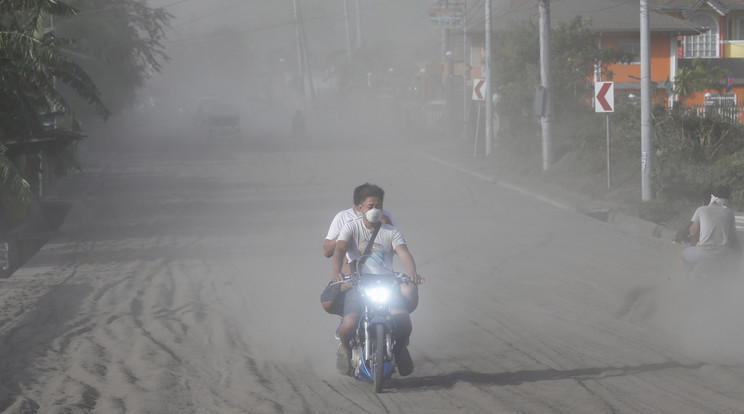 Vulkánkitörés a Fülöp-szigeteken / Fotó: MTI/AP/Rolex Dela Pena