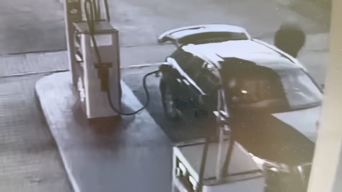 Bedugva felejtette a töltőpisztolyt, úgy indult el tankolás után egy autós egy szegedi benzinkúton: mutatjuk, mi történt ezután – videó