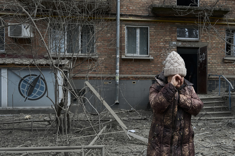 Mieszkanka Kijowa w pobliżu miejsca ostrzelanego przez wojska rosyjskie, 25 marca 2024 r.