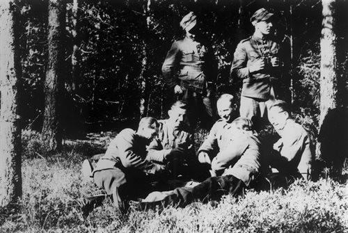 Żołnierze Wyklęci - zdjęcia w umundurowaniu polowym.