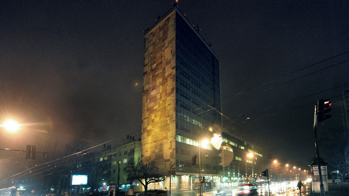 Jedną z największych w Polsce mozaik - umieszczoną na ścianie biurowca Biprostalu w Krakowie - oświetliły w czwartek reflektory ledowe o mocy ponad 900 W. Konserwację tego dzieła poprzedziła społeczna batalia o jego uratowanie.
