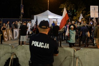 Protestujący pod Sejmem napisali na budynku parlamentu: 'Czas na sąd ostateczny'