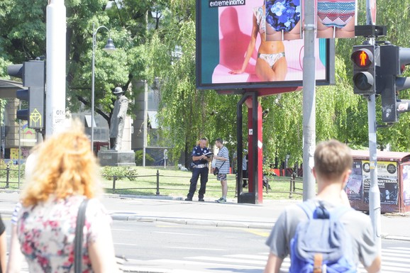 PADAJU KAZNE I ZA PEŠAKE Učestale patrole oko pešačkih prelaza, evo koje sve prekršaje kao pešak ne smete da napravite: Za ovaj vam ode 40.000 dinara