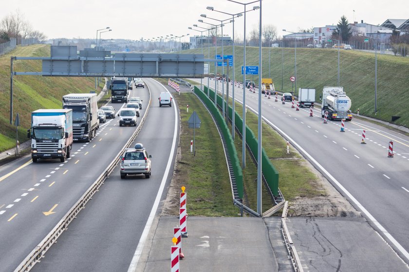 Rzucają w robotników butelkami z moczem. Skandal na A2