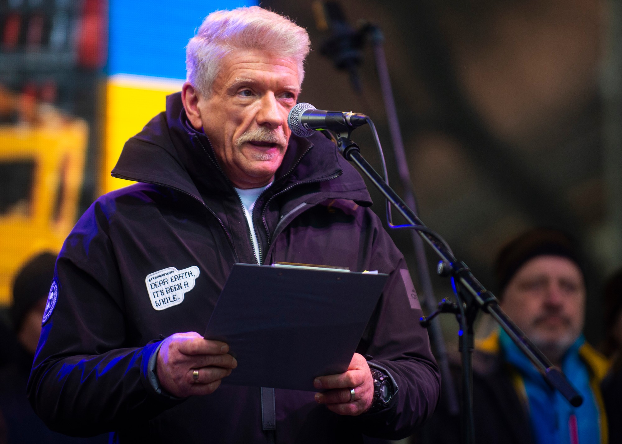 Herec Richard Stanke  počas protestného zhromaždenia Mier na Ukrajine na Námestí SNP 4. marca 2022 v Bratislave.
