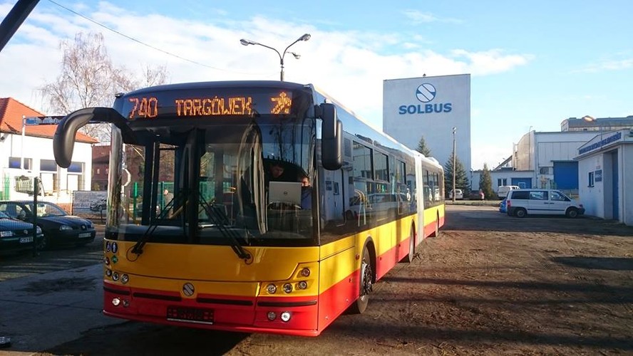 Autobusy dla Warszawy wyprodukowała pod marką Solbus firma Lider Trading z Solca Kujawskiego. To pierwszy w Europie seryjnie wytwarzany autobus na LNG. Od 2009 r. Solbus ma w swojej ofercie pojazdy 12- i 18-metrowe. Od tego czasu były testowane w sześciu polskich miastach (m.in. w Wałbrzychu). Pojazdy spełniają normę emisji spalin Euro 6. Konstrukcja silnika gazowego ma się przekładać na niskie koszty eksploatacji. Ma być o 35 proc. od tradycyjnych pojazdów na olej napędowy).