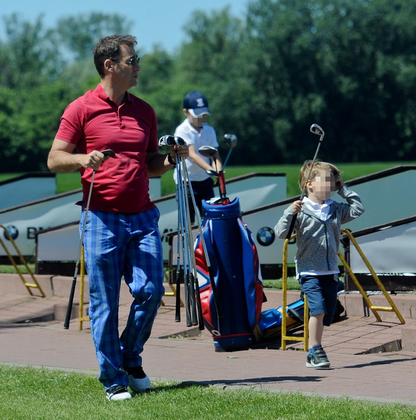 Jacek Rozenek z synami na golfie