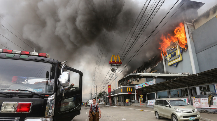 Tűz ütött ki egy bevásárlóközpontban /Fotó: AFP