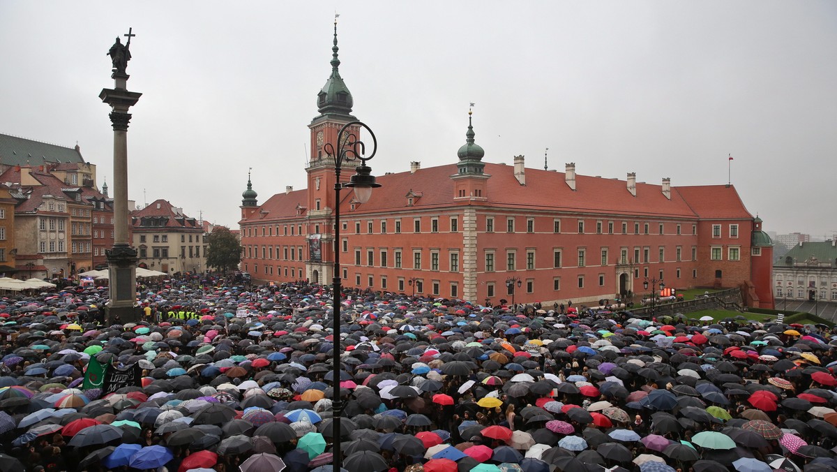 Mirosław Orzechowski, były polityk Ligi Polskich Rodzin i były wiceminister edukacji zabrał głos w sprawie "czarnych marszów". Do polityków SLD pisze, że podczas protestu "był w nich diabeł". Namawia też samorządowców lewicy, by poszli do spowiedzi i "zrzucili pęta, które ich niewolą". W domyśle – pęta szatana. Co na to radni? Nam egzorcyzmy nie są potrzebne.