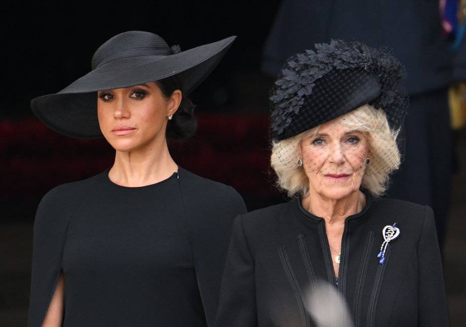 Meghan, księżna Sussex i Kamila, królewska małżonka podczas pogrzebu królowej Elżbiety II w Opactwie Westminsterskim, 19 września 2022 r