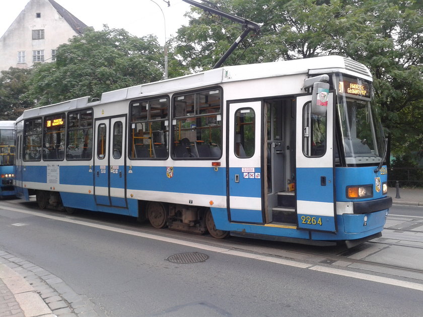 Zepsuty tramwaj 0L na ul. Podwale we Wrocławiu