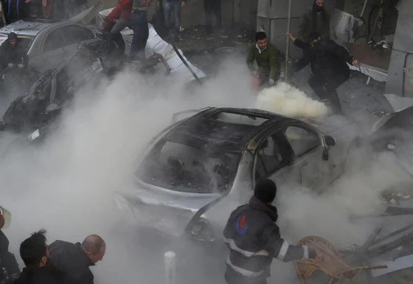 Vatrogasci gase zapaljeni automobil na mestu eksplozije