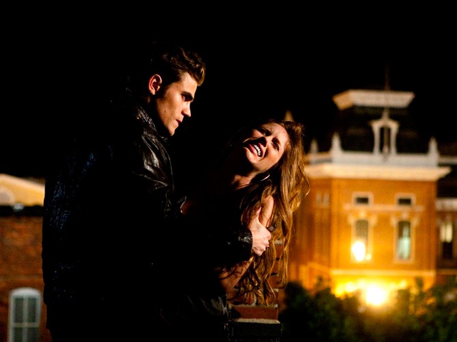 Miasteczkiem Mysthic Falls wstrząsa seria tajemniczych morderstw. Bracia Salvatore coś o tym wiedzą