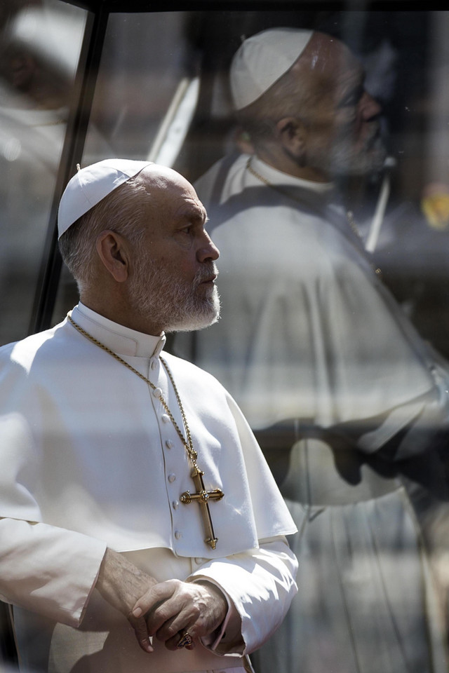 "Nowy papież": John Malkovich jako głowa Kościoła katolickiego na planie w Rzymie