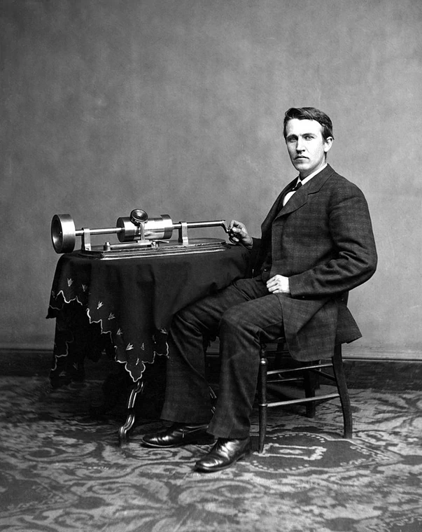 Edison i jego fonograf Fot. Levin C. Handy/Public Domain