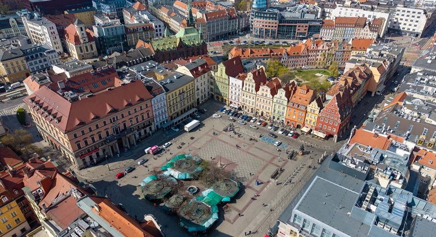 Plac Solny to serce Wrocławia. W najbliższych tygodniach ruch aut będzie tu znacznie ograniczony. Takie były prośby okolicznych mieszkańców, którzy mieli dość nocnych głośnych popisów kierowców sportowych aut