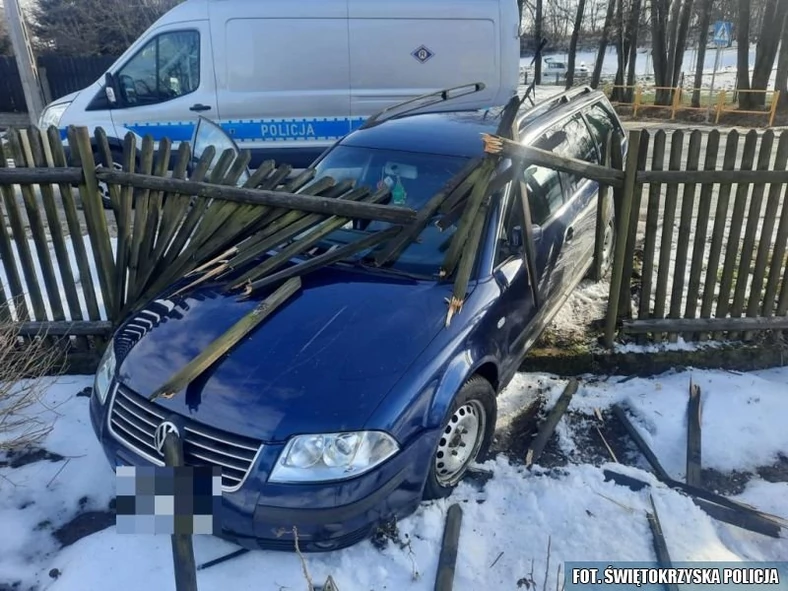 Pijany kierowca, uciekając przed policją wjechał w drewniany płot