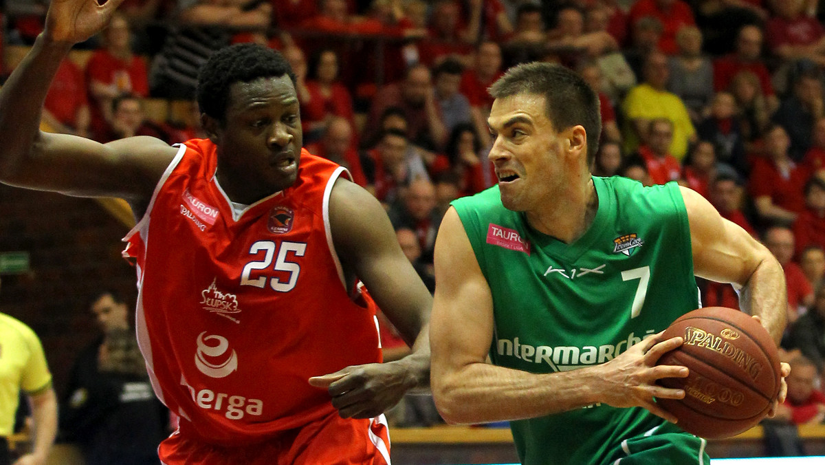 Jedno zwycięstwo od czołowej czwórki dzieli koszykarzy Stelmetu, AZS-u Koszalin i Anwilu, które w piątek wygrały swoje spotkania w fazie play-off Tauron Basket Ligi.