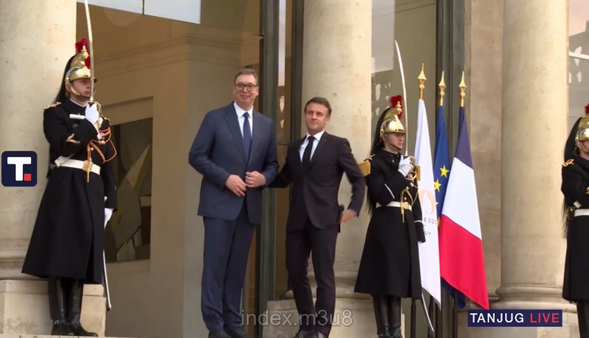 Makron i Vučič doček ispred palate 