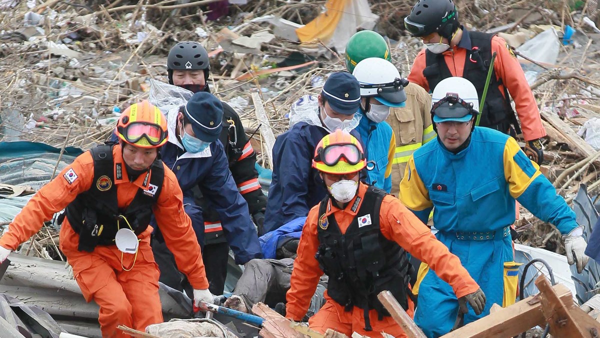 W Japoniii trwają poszukiwania ludzi zaginionych w wyniku trzęsienia ziemi i tsunami. W akcji biorą udział specjaliści z zagranicy, w tym z Wielkiej Brytanii. Ich wysiłki przynoszą jednak ograniczone efekty.