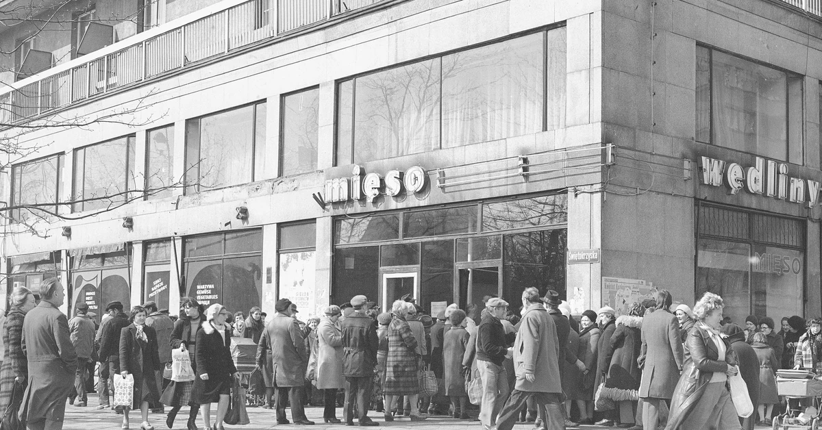 "Pan tu nie stał..." QUIZ o zakupach w czasach PRL. Nie daj się wypchnąć z kolejki