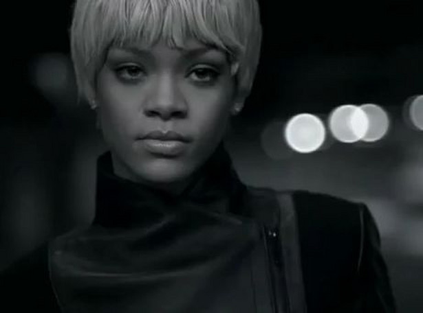 Rihanna zrzuca ciuchy w reklamie Armani Jeans