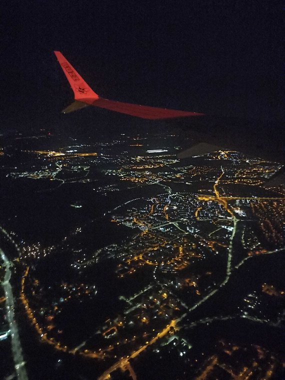 Widok Gdańska nocą z pokładu samolotu