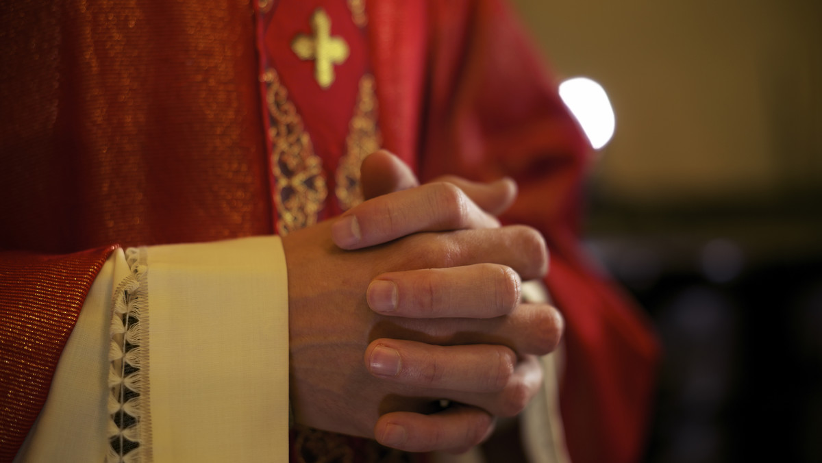 Ksiądz odbywający posługę w północnych Włoszech został usunięty z urzędu, ponieważ na jaw wyszły informacje dotyczące homoseksualnych orgii, w których uczestniczył. Z kolei w południowej części kraju inny duchowny podejrzany jest o zamordowanie jednej z parafianek – podaje "Times".