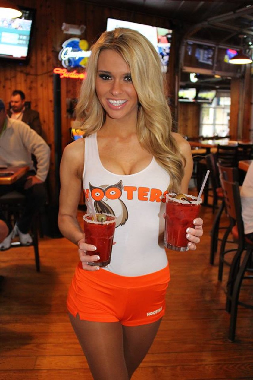 Hooters cameltoe