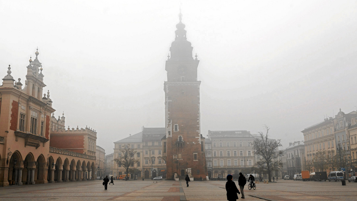 Przez dwie trzecie roku krakowianie oddychają zanieczyszczonym powietrzem. Stężenie pyłu wyraźnie rośnie w sezonie grzewczym. By poprawić sytuację konieczne są zmiany przepisów - mówili w czwartek uczestnicy konferencji "Czyste powietrze w Krakowie". Spotkanie odbyło się w "Edukatorium" Szpitala Specjalistycznego im. Jana Pawła II.