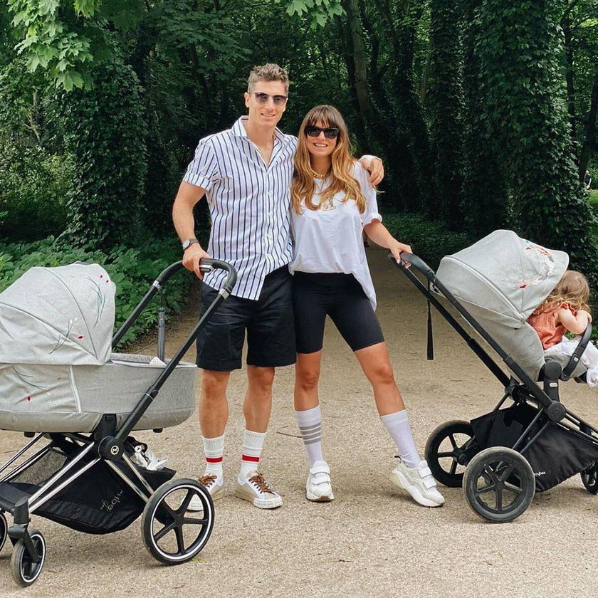 Anna I Robert Lewandowscy Zabrali Córki Na Spacer Stylizacje