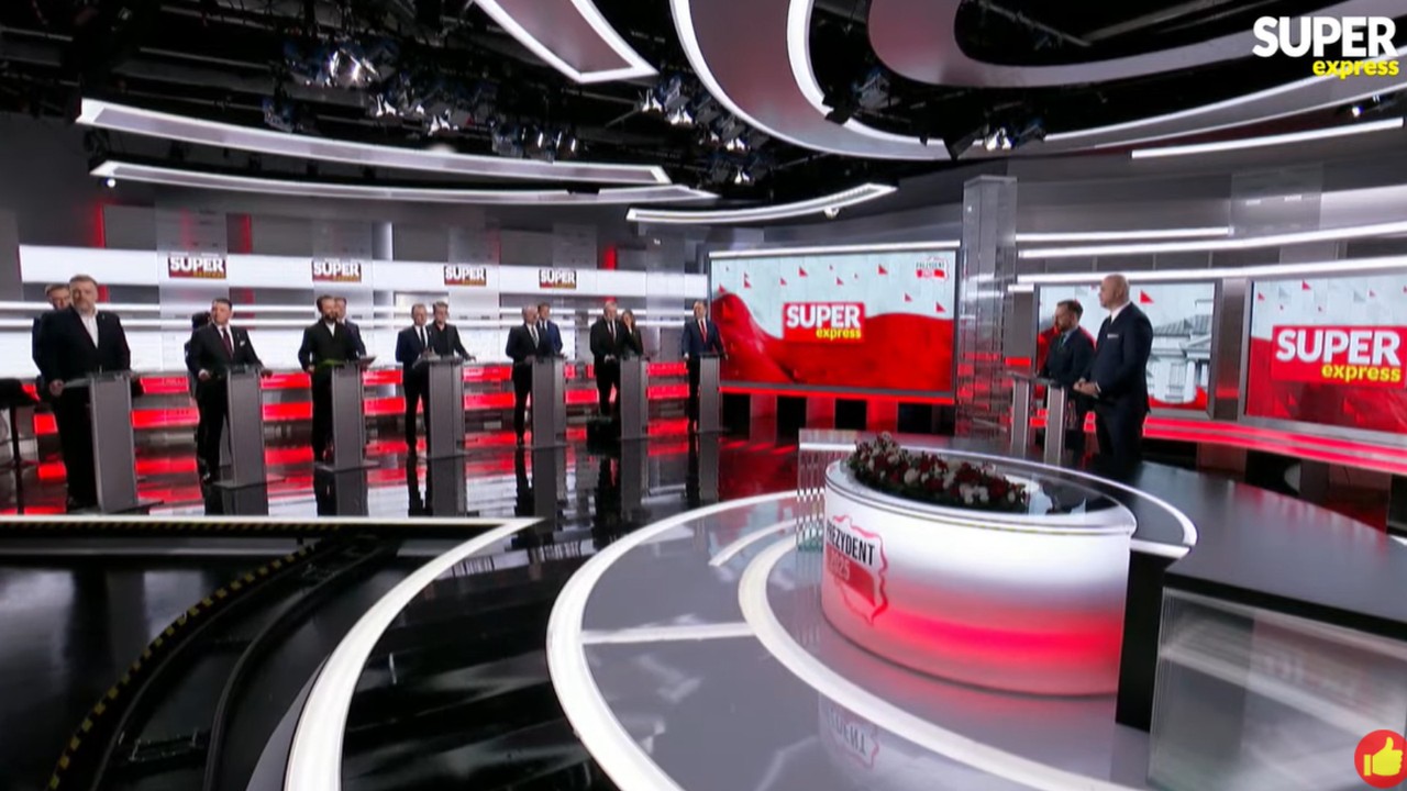 Ruszyła debata prezydencka. Rafał Trzaskowski przyniósł rekwizyt