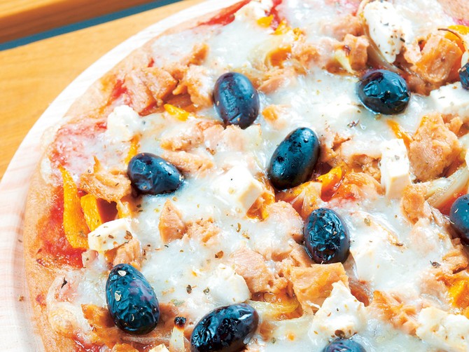 7717_+stock-photo-homemade-pizza-with-organic-ingredients-and-tuna-shutterstock_24135595