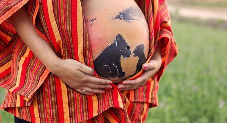 Meet the body painter who draws art on pregnant women's bumps 