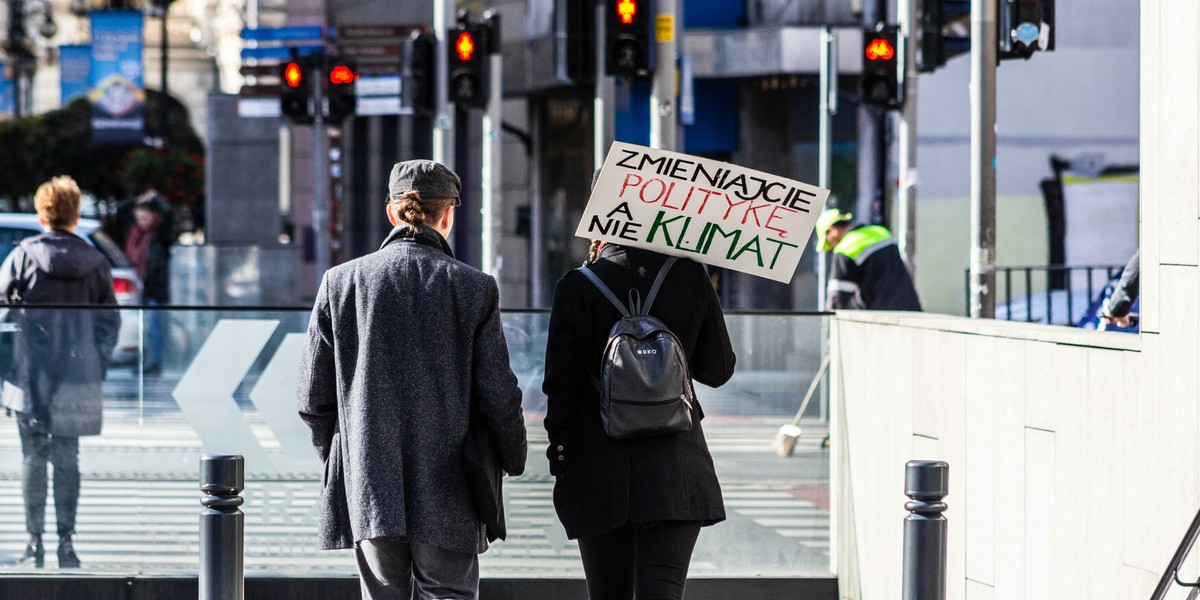 Uczestnicy jednej z manifestacji w ramach Młodzieżowego Strajku Klimatycznego, które dopingowały rządzących do lepszego dbania o ochronę klimatu