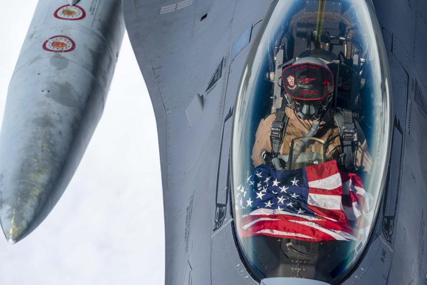 Pilot F-16 pokazuje flagę USA podczas lotu 4 stycznia 2023 r.