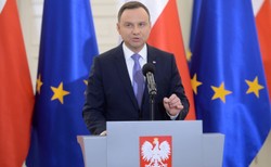 Prezydent podpisał reformę edukacji. Związkowcy podzieleni, protestujący rodzice rozczarowani