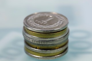 Jak obliczyć zasiłek choroby dla zleceniobiorcy, który otrzymał premię kwartalną