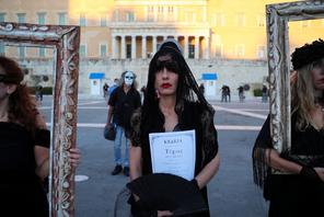 Ubrani na czarno nauczyciele protestują przeciwko rządowym planom uregulowania protestów ulicznych, Ateny, 9 lipca 2020 r.