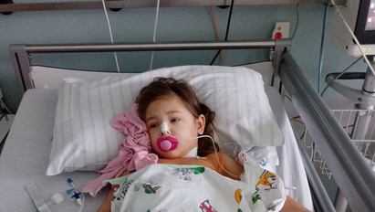 Újabb műtétre volt szüksége a májbeteg kislánynak, akinek az édesapja mentette meg az életét