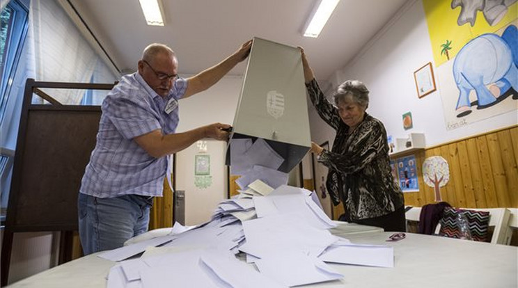 Megkezdődött a szavazatok számlálása / Fotó: MTI - Mónus Márton