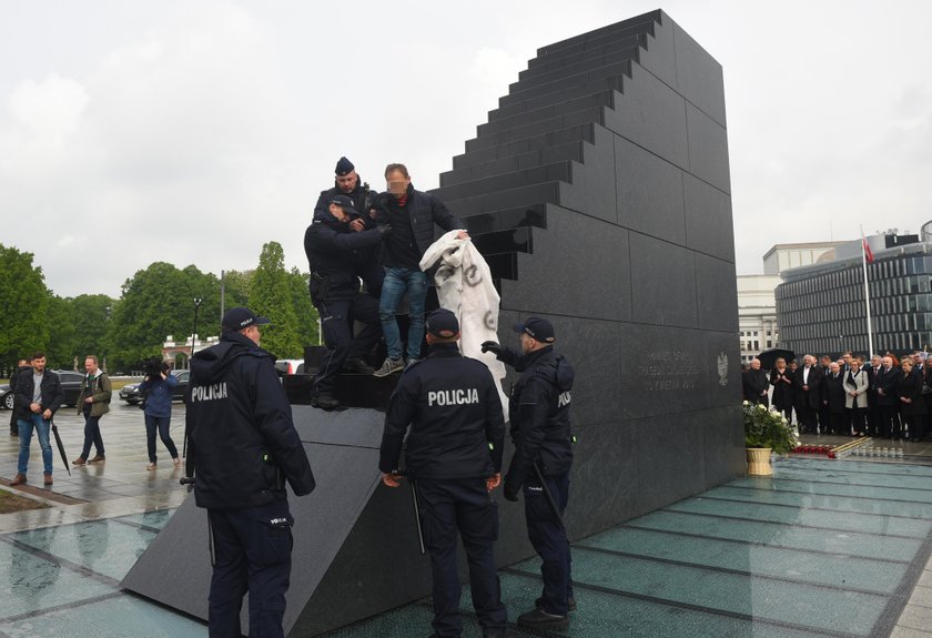 Wszedł na pomnik smoleński. Ściągnęła go policja