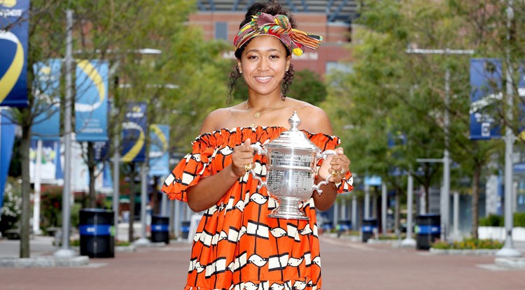 Naomi Osaka Grand Slam trófeájával pózol (2020, New York)