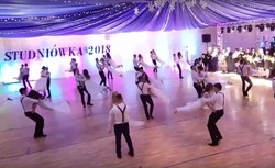 Wyjątkowy walc maturzystów z IV LO w Białej Podlaskiej. Film podbija sieć